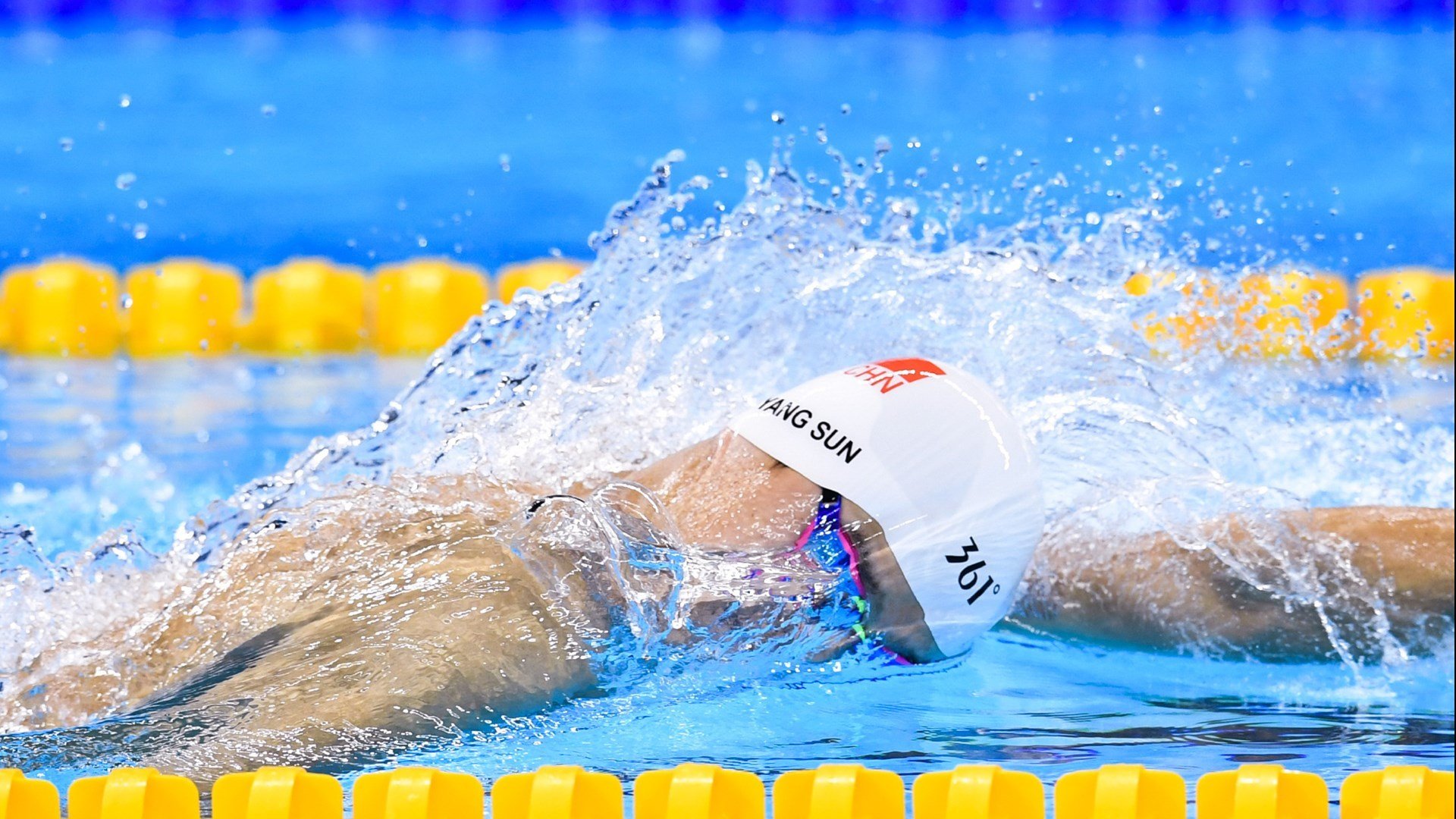 C9带队取胜！莱万多夫斯基重要时刻领先优势明显全场沸腾不已